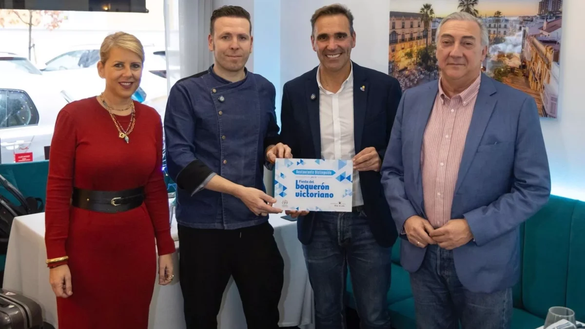 Rincón entrega el distintivo de la Red de Restaurante del Boquerón Victoriano a Surtopía