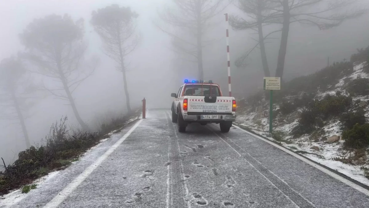 Cortada la carretera que da acceso al refugio de Peñas Blancas debido a una nevada