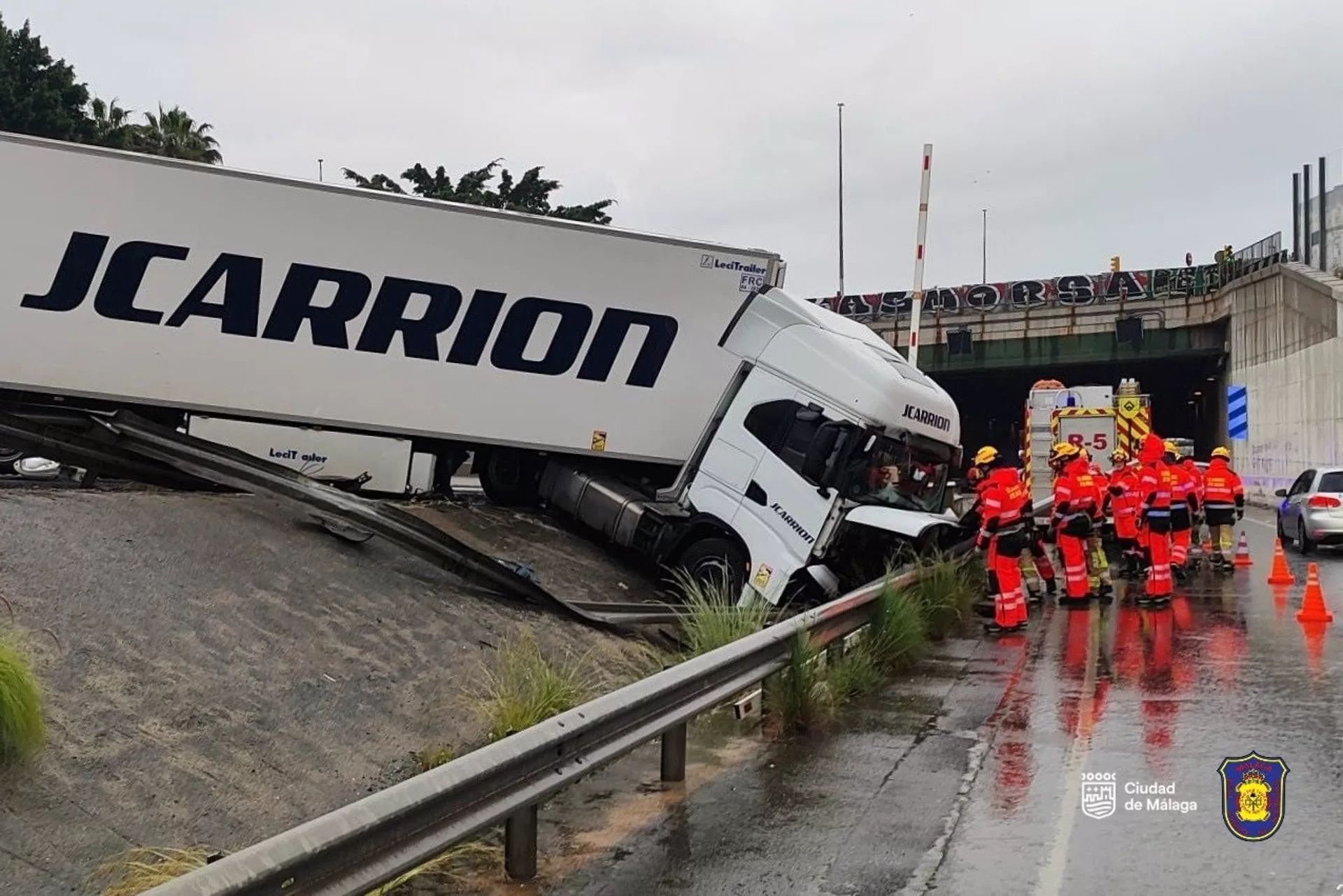 Retiran de la vía el camión que quedó cruzado en la MA-20 a la altura del falso túnel de Carlos Haya