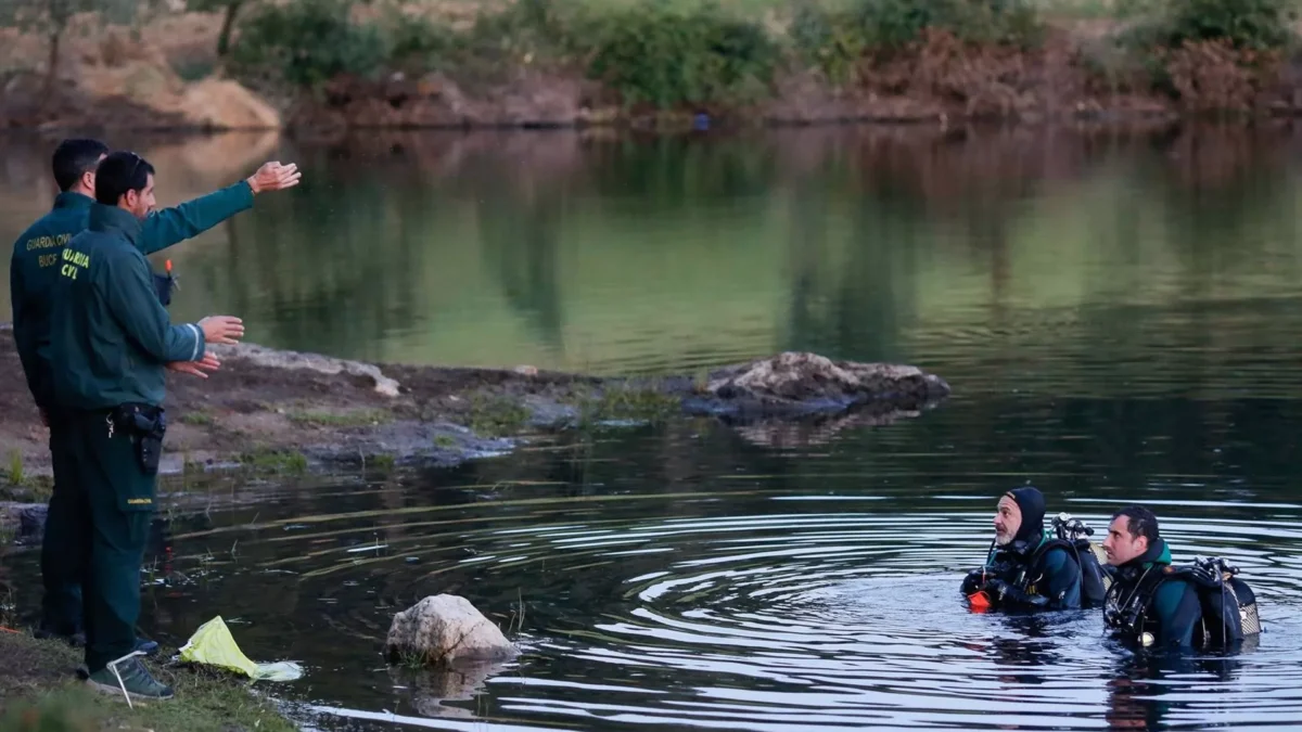 Buzos buscan a un operario de un campo de golf tras caer a una balsa en Vélez-Málaga