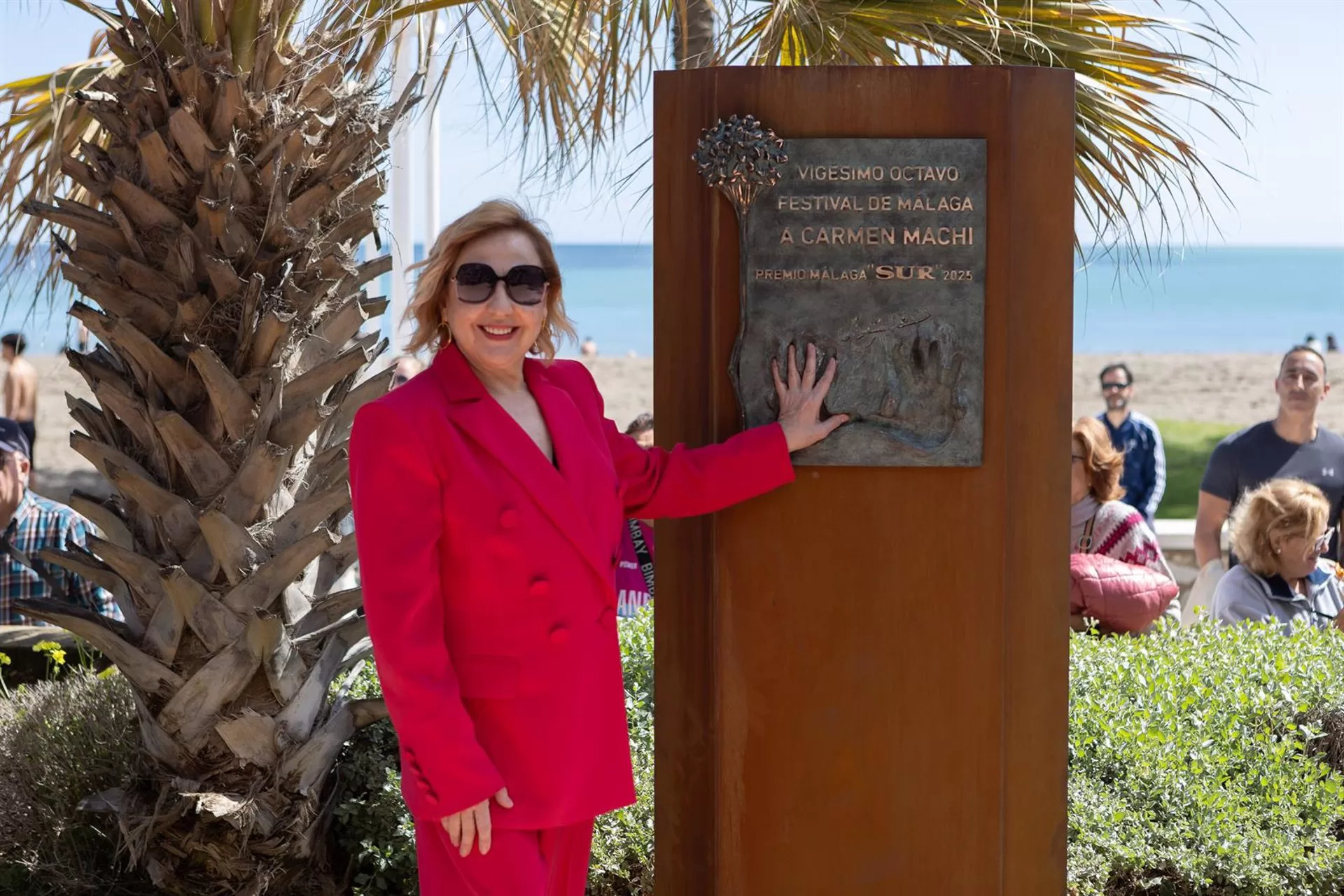 Carmen Machi, premio Málaga del Festival, descubre su monolito en el paseo marítimo Antonio Banderas