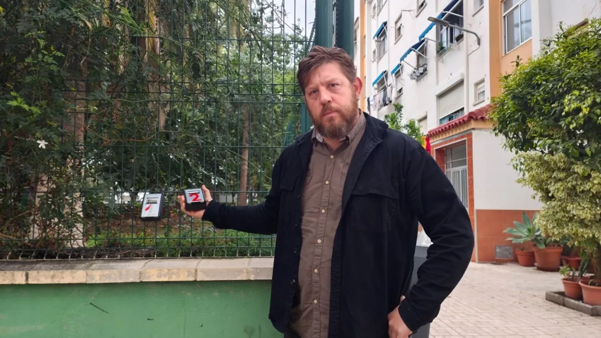 Con Málaga acusa al Ayuntamiento de "inacción" frente a "presencia indiscriminada de candados turísticos"