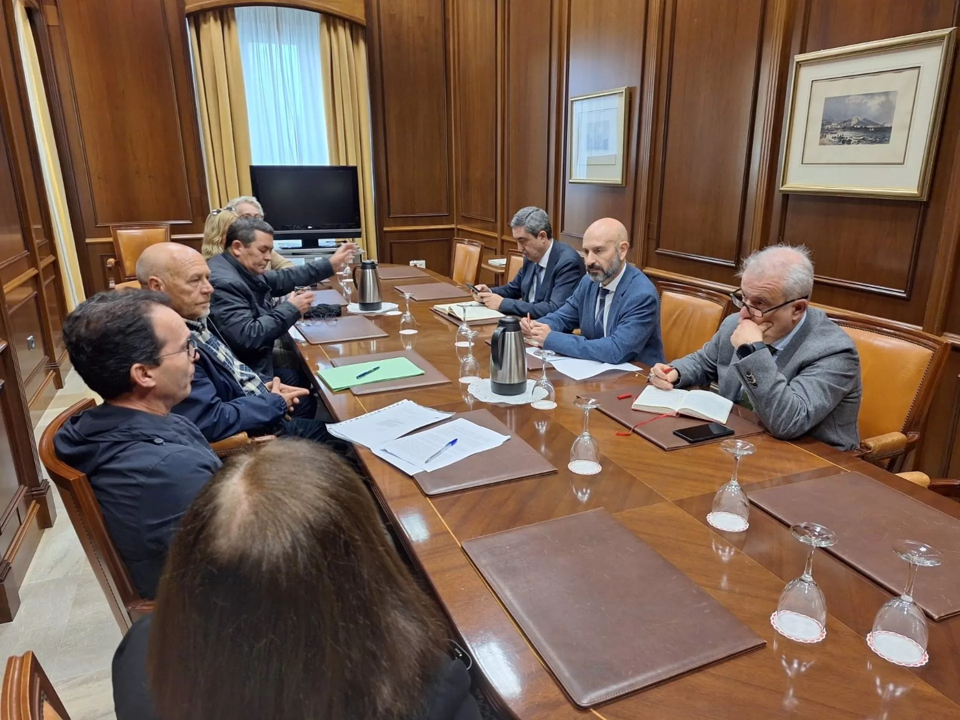 El subdelegado del Gobierno aborda con vecinos de El Palo la situación de las viviendas en dominio público