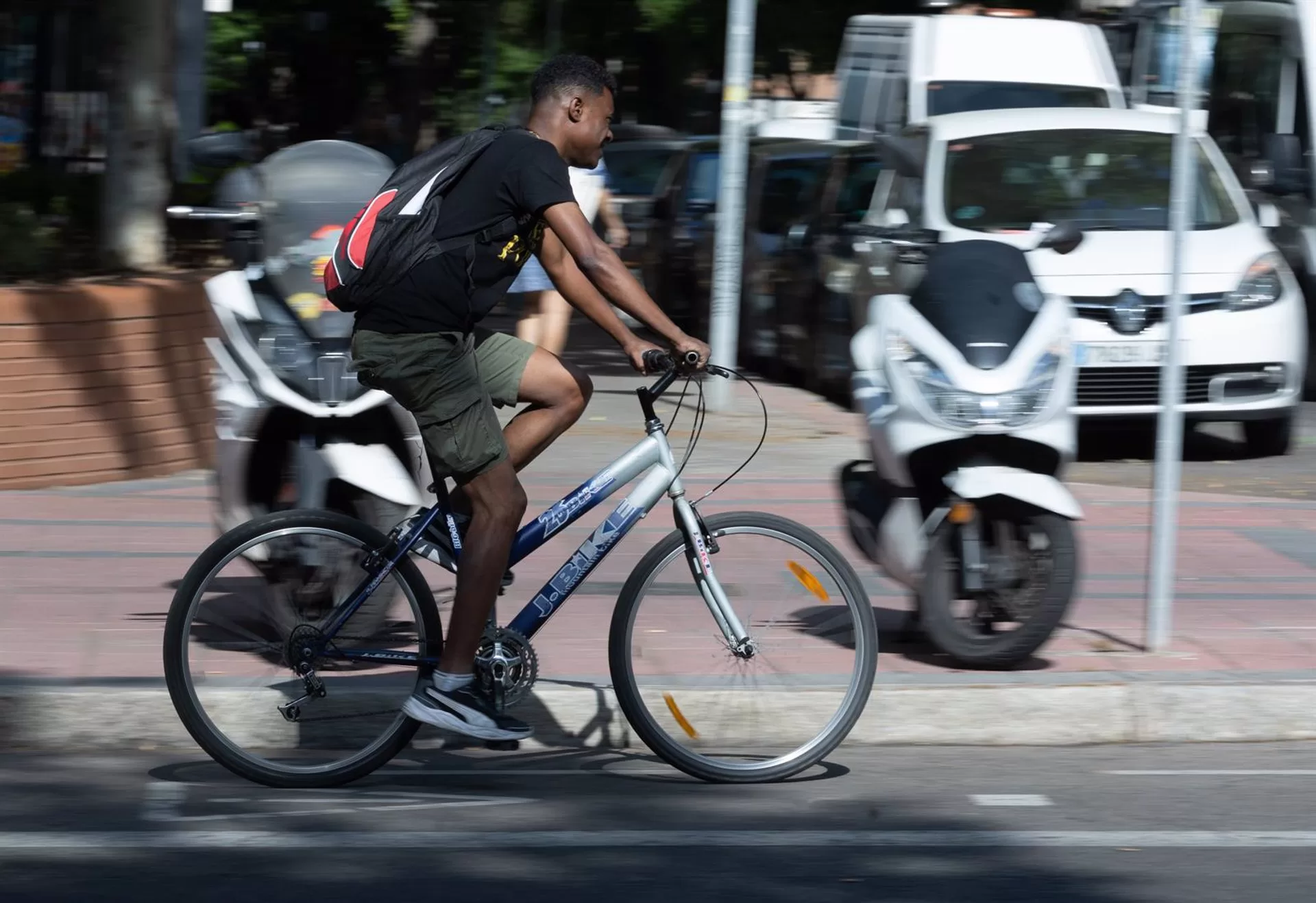 Instalan un aparcamiento de bicis en los Baños del Carmen para fomentar su intermodalidad con el autobús