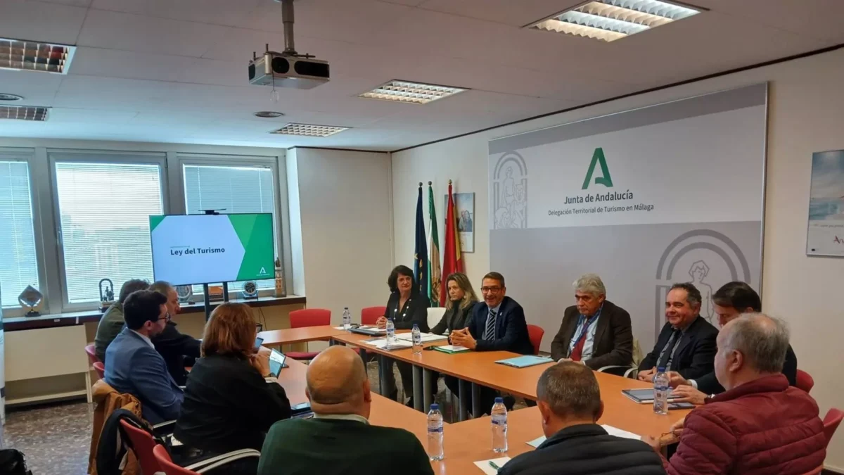 La Junta traslada la nueva Ley del Turismo al sector de la Costa del Sol