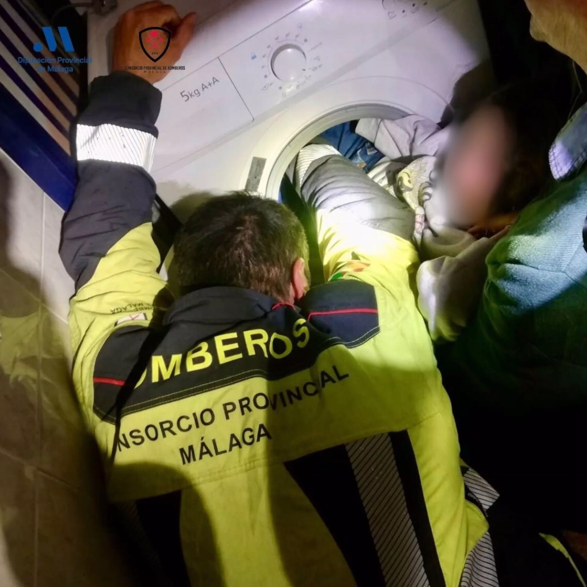 Liberan a una niña de ocho años que había quedado atrapada con las piernas dentro de una lavadora