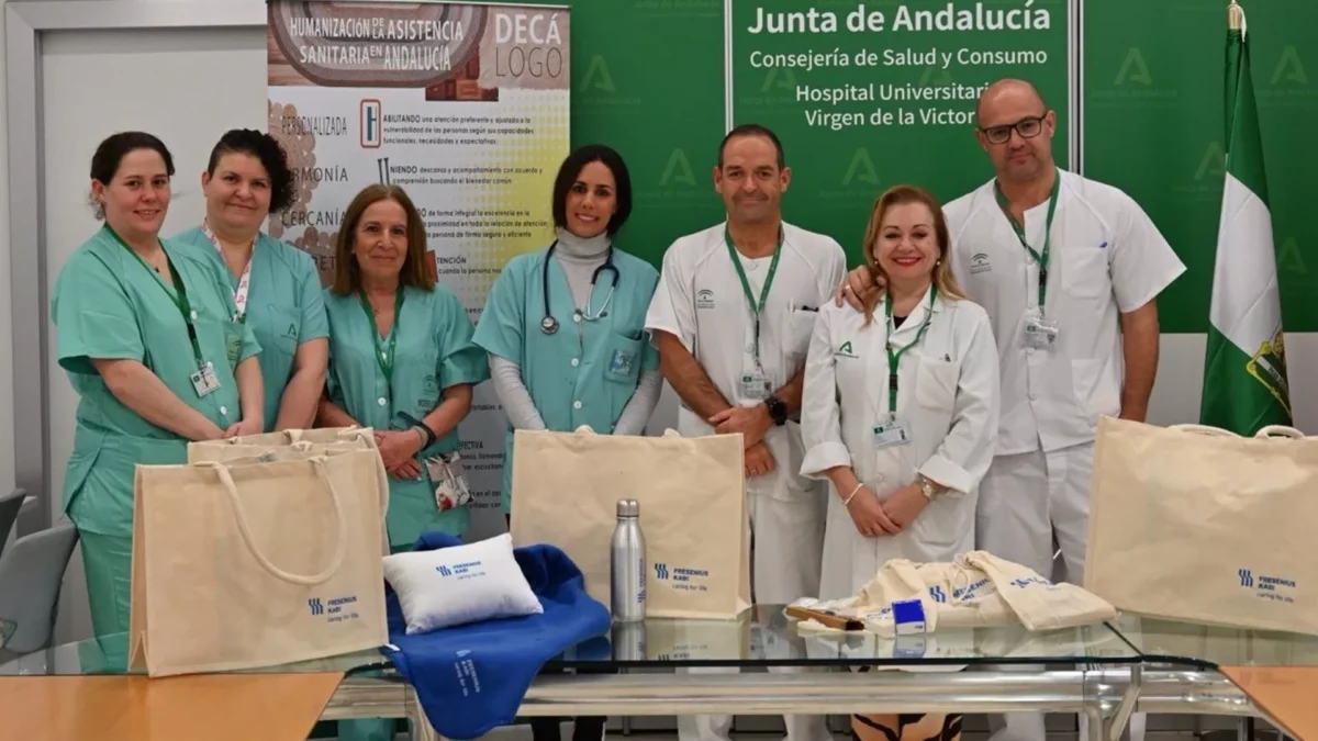 Pacientes oncohematológicos del Hospital Clínico de Málaga reciben un kit de acogida