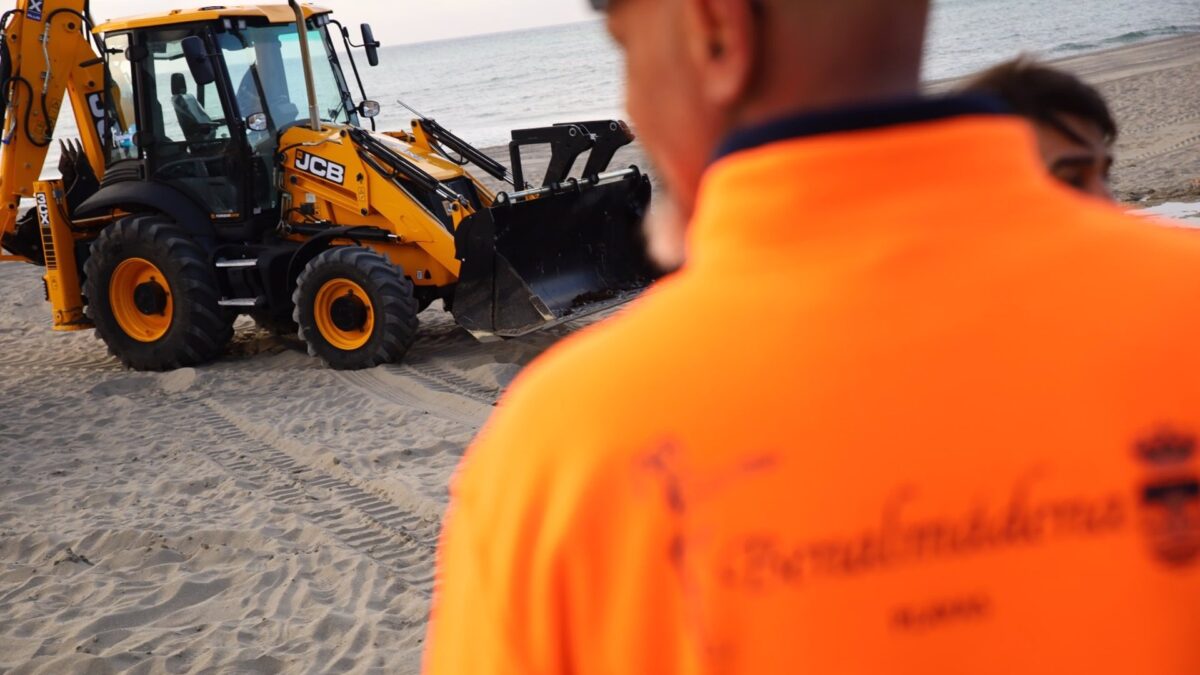 Benalmádena invierte más de 373.000 euros en maquinaria para "aumentar el buen estado de las playas"