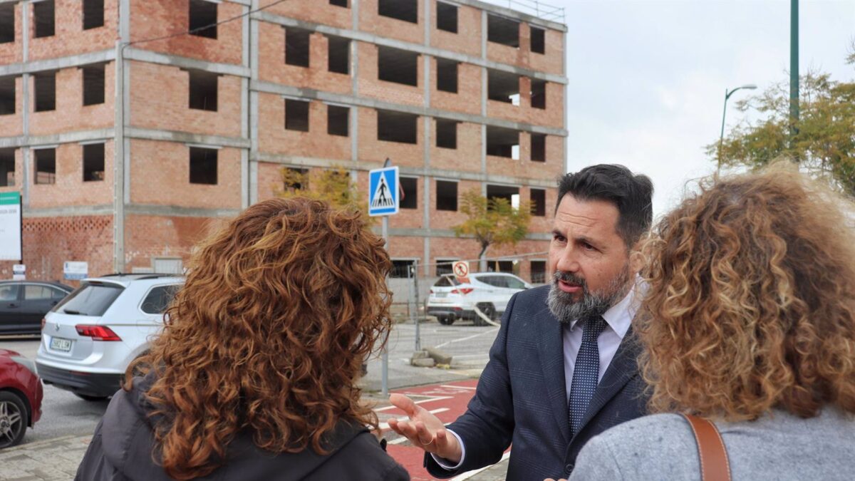 El PP dice que Montero "no pone dinero para hacer viviendas" en Málaga "pero sí muchos impuestos"