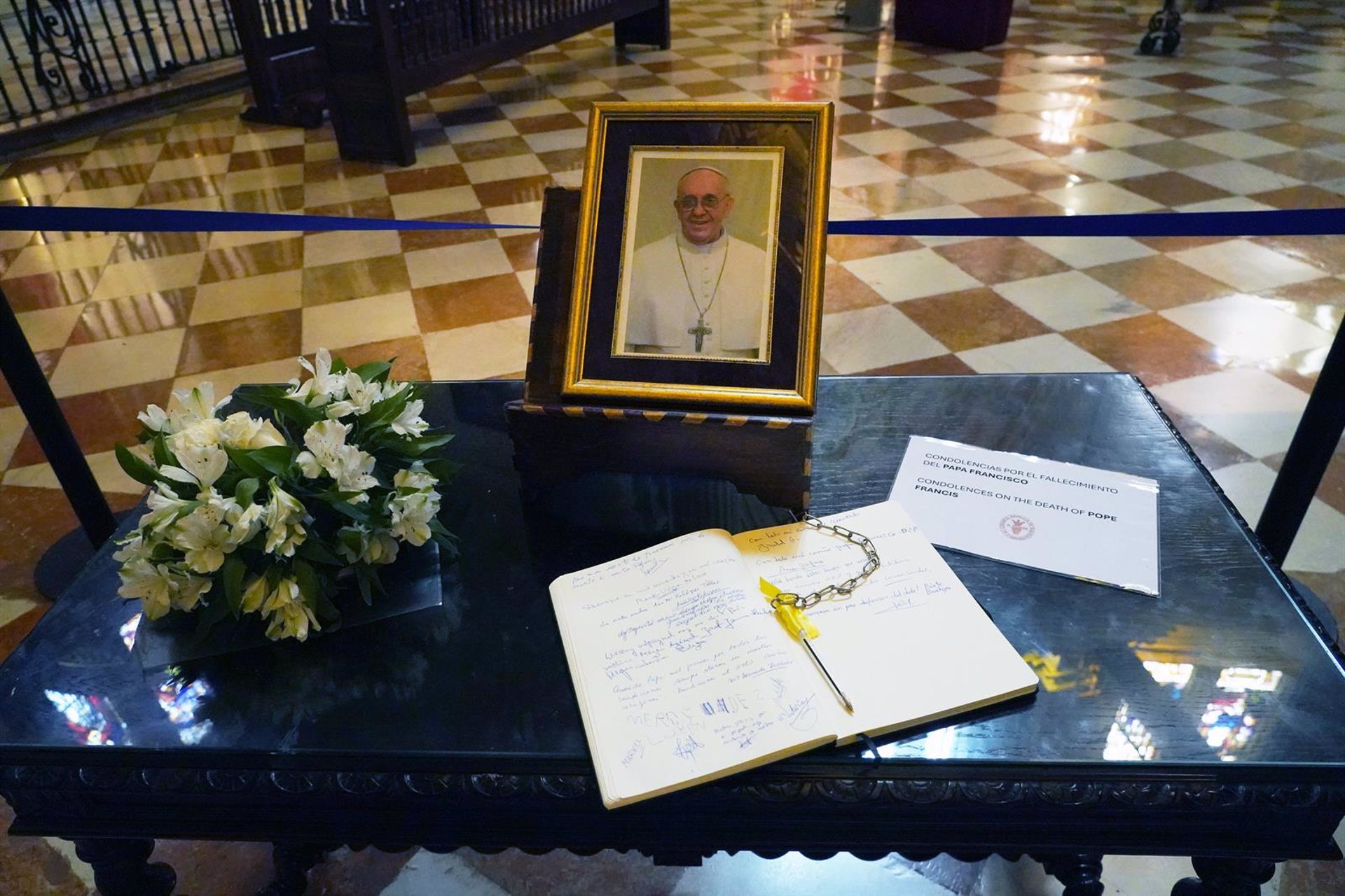 El libro de condolencias por el papa Francisco permanecerá disponible hasta misa funeral en la Catedral