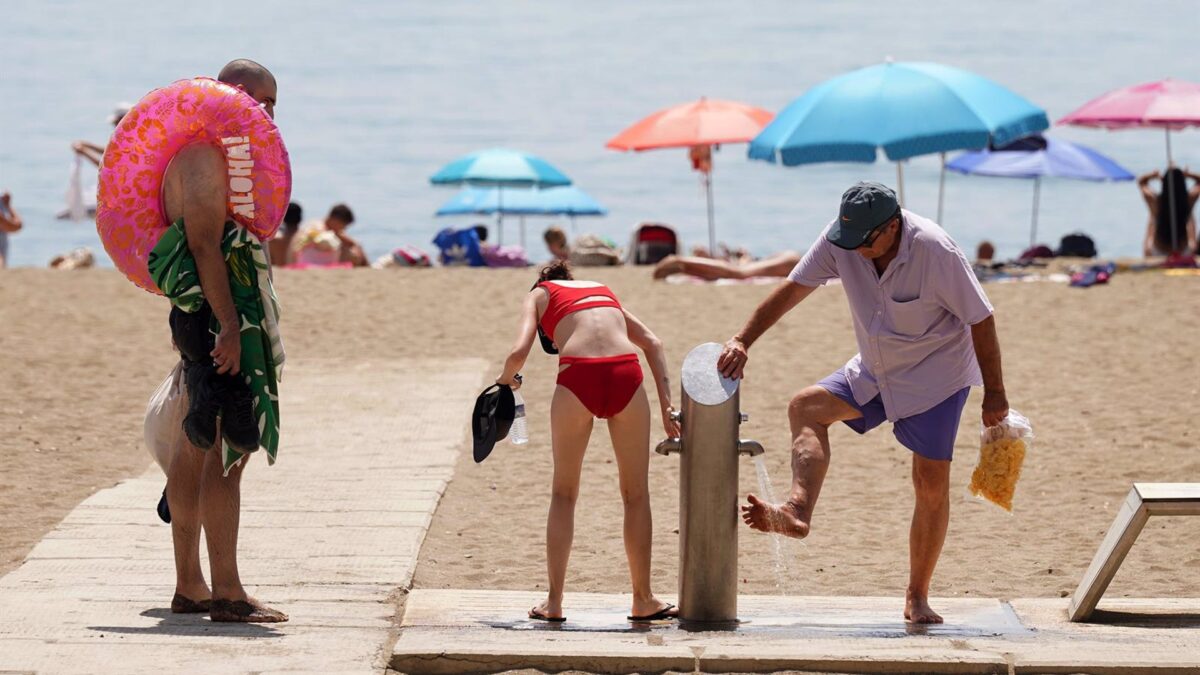 Entran en funcionamiento desde este viernes los lavapiés de las playas de Málaga capital