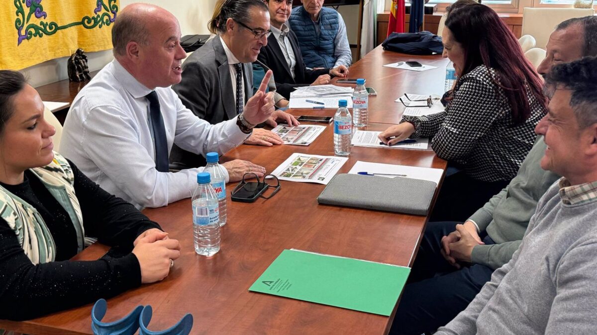 Junta traslada a AMPA de Los Colegiales de Antequera la actuación para paliar problemas en el centro