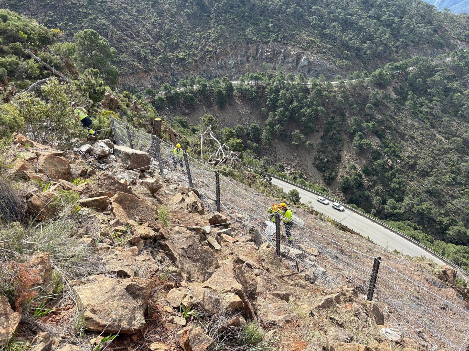 La Junta continua con las obras de reparación de la A-397 estableciendo una malla de contención en la ladera
