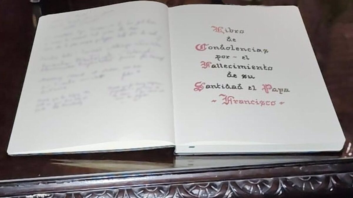 Los ciudadanos podrán dejar condolencias por la muerte del papa en el libro de firmas en la Catedral