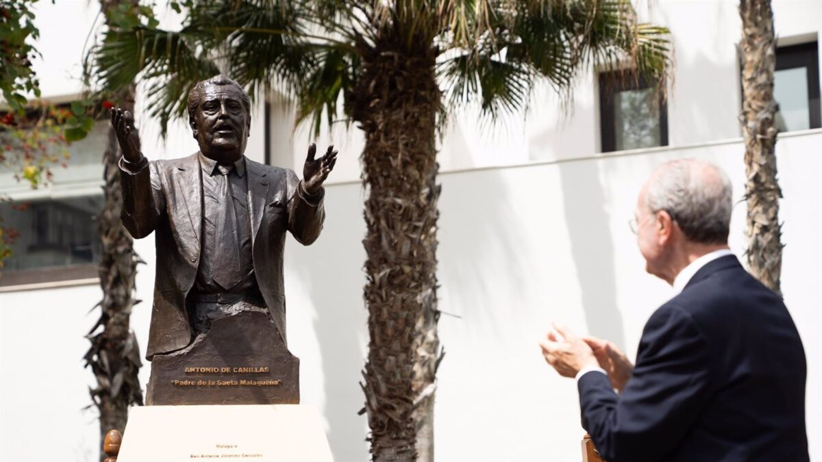 Málaga recuerda al cantaor Antonio de Canillas con una escultura en los jardines de calle Alcazabilla