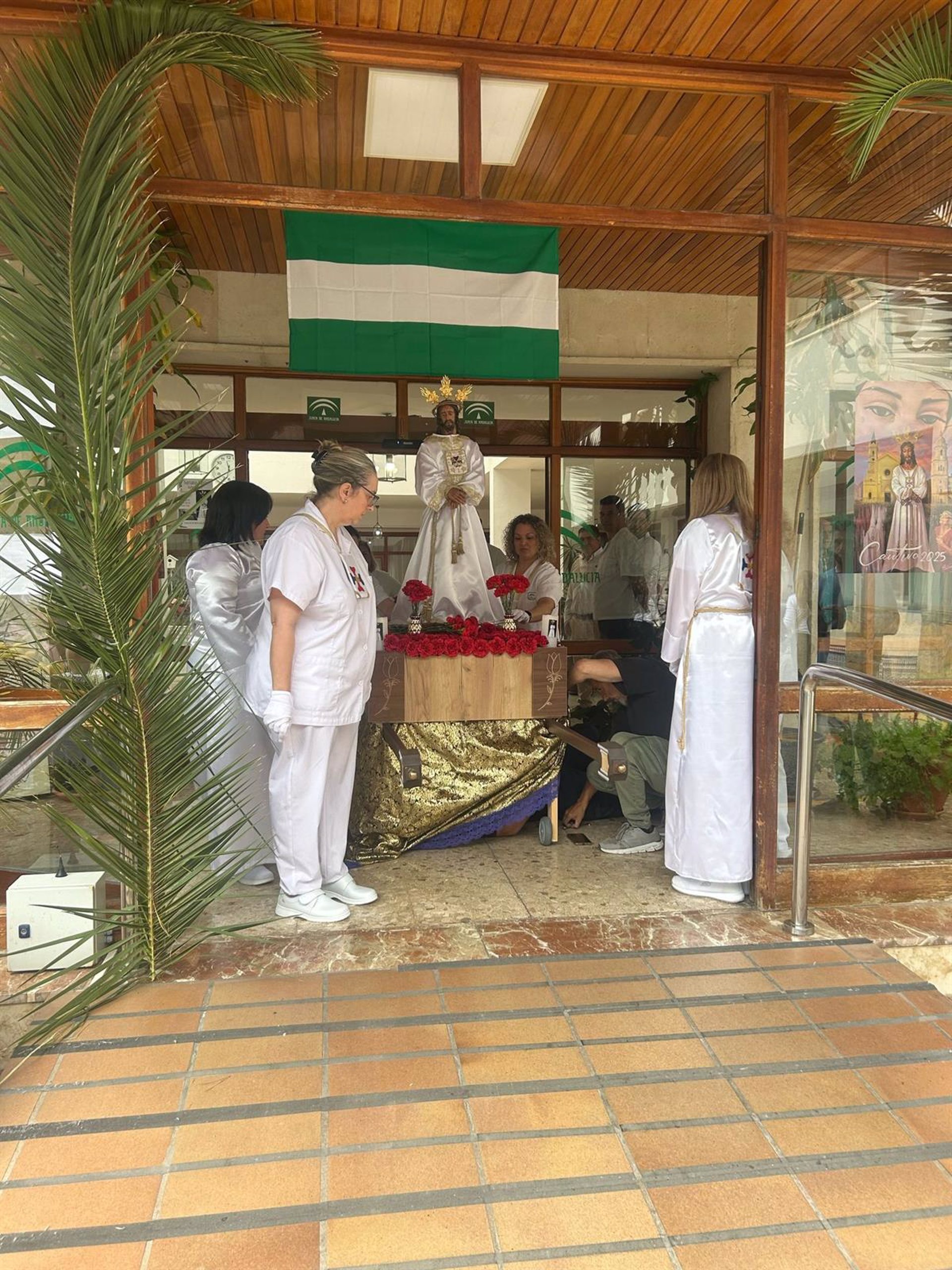 Personal de la residencia de mayores El Palo procesionan una reproducción del Cautivo por el centro