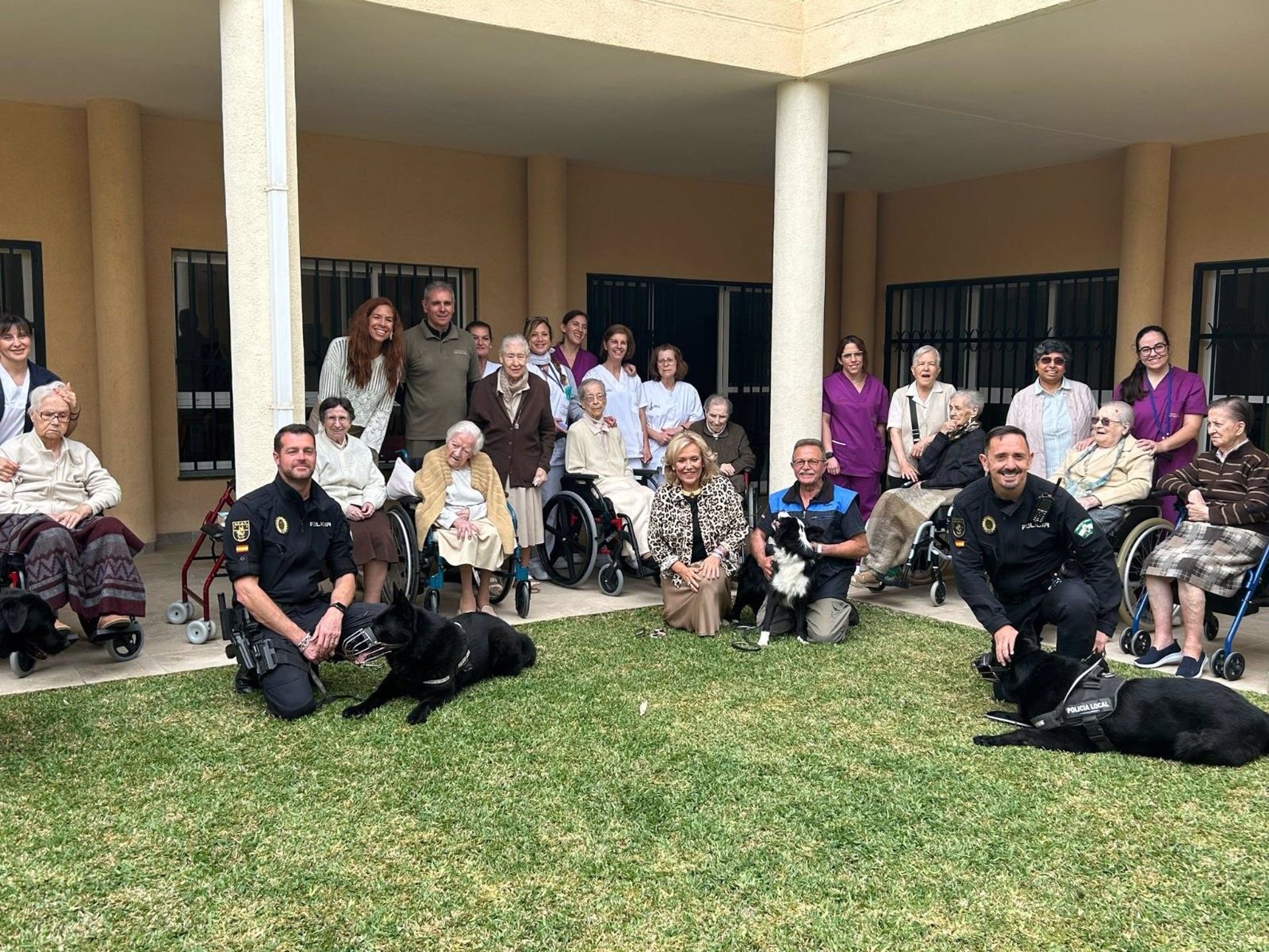 Torremolinos desarrolla exhibiciones de la Unidad Canina de la Policía Local en residencias de mayores