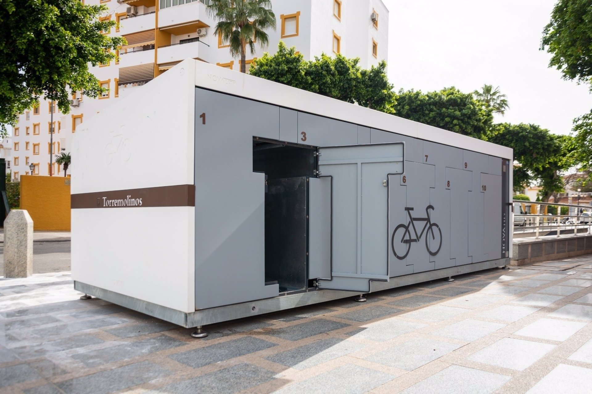Torremolinos instala dos módulos de aparcamiento de bicicletas y patinetes eléctricos