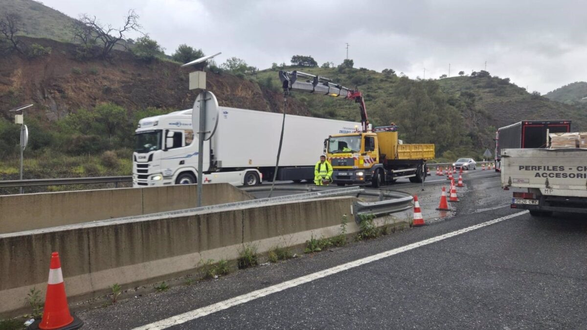 Transportes reabre la calzada de la A-45 sentido Córdoba y aborda los remates del talud en Casabermeja