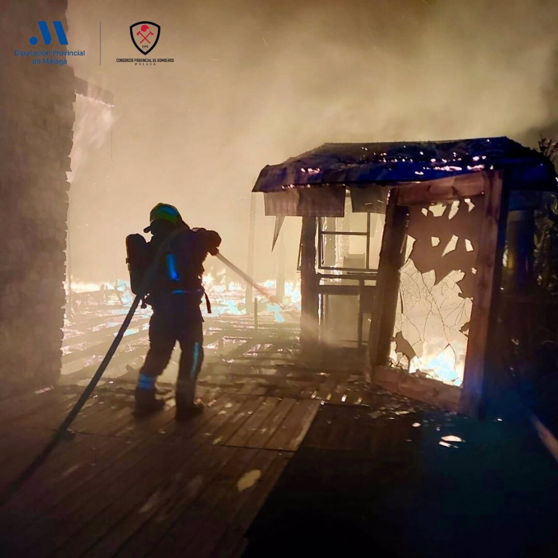 Un incendio calcina el chiringuito de El Silencio de la playa de Los Álamos de Torremolinos