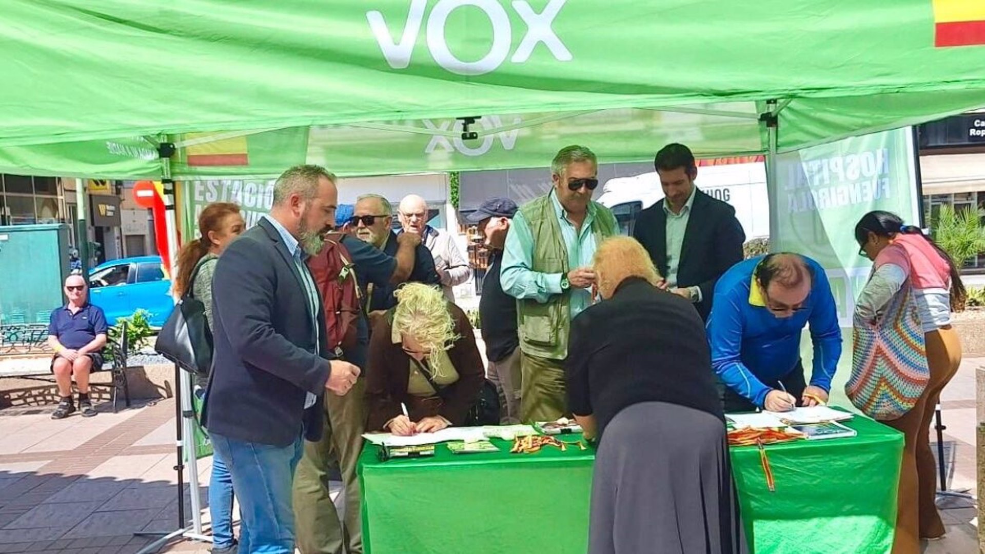 Vox Fuengirola recoge firmas para la construcción del hospital de Fuengirola