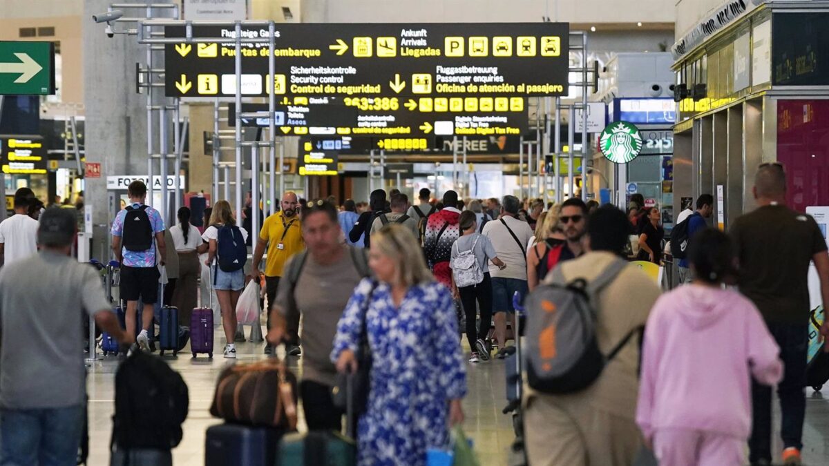 CCOO critica "insalubridad y falta de seguridad" por personas sin hogar en el aeropuerto
