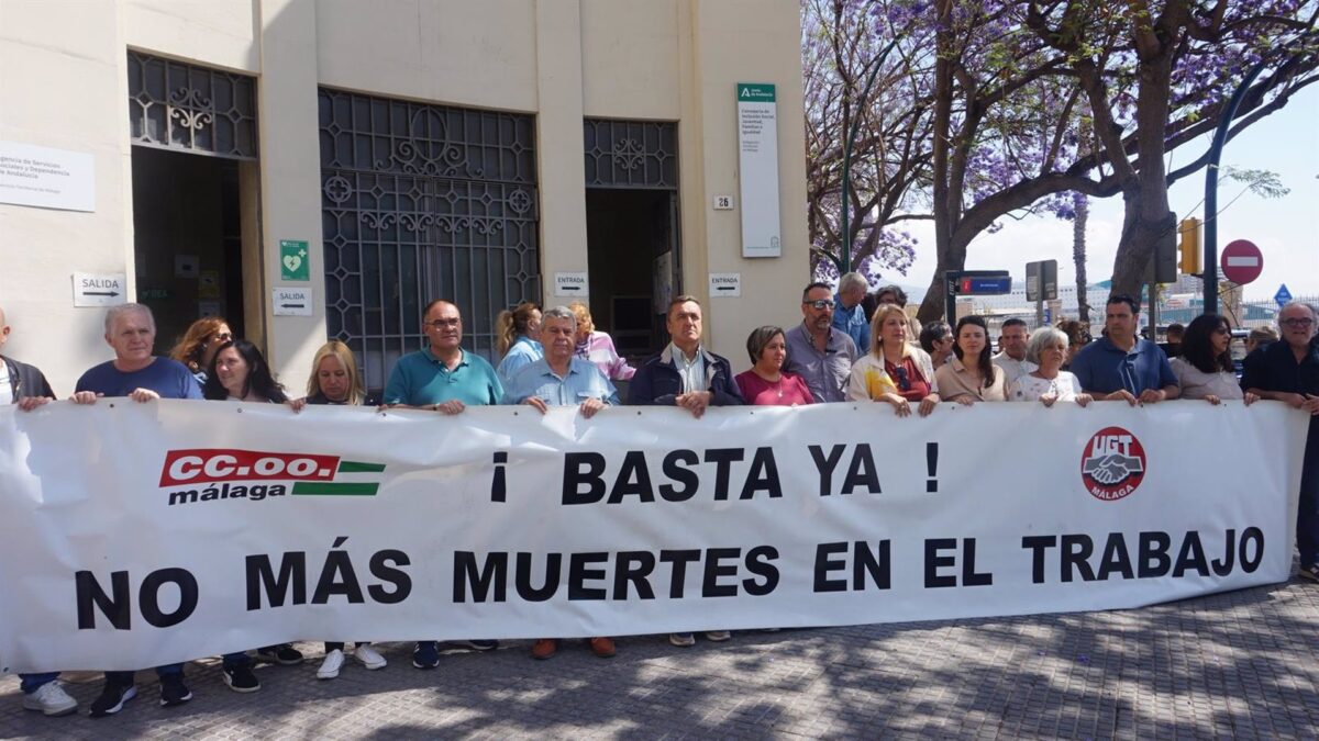 CCOO y UGT se concentran tras el fallecimiento de un trabajador en Marbella