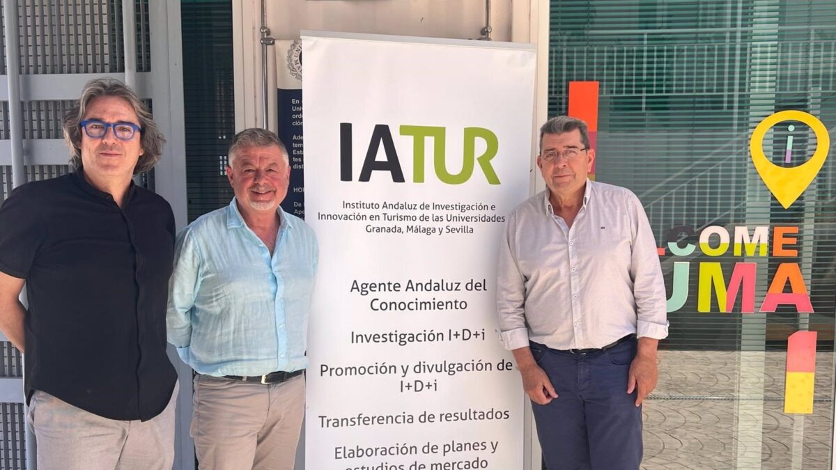 El presidente de Mancomunidad Axarquía se reúne en Iatur para seguir avanzando en digitalización