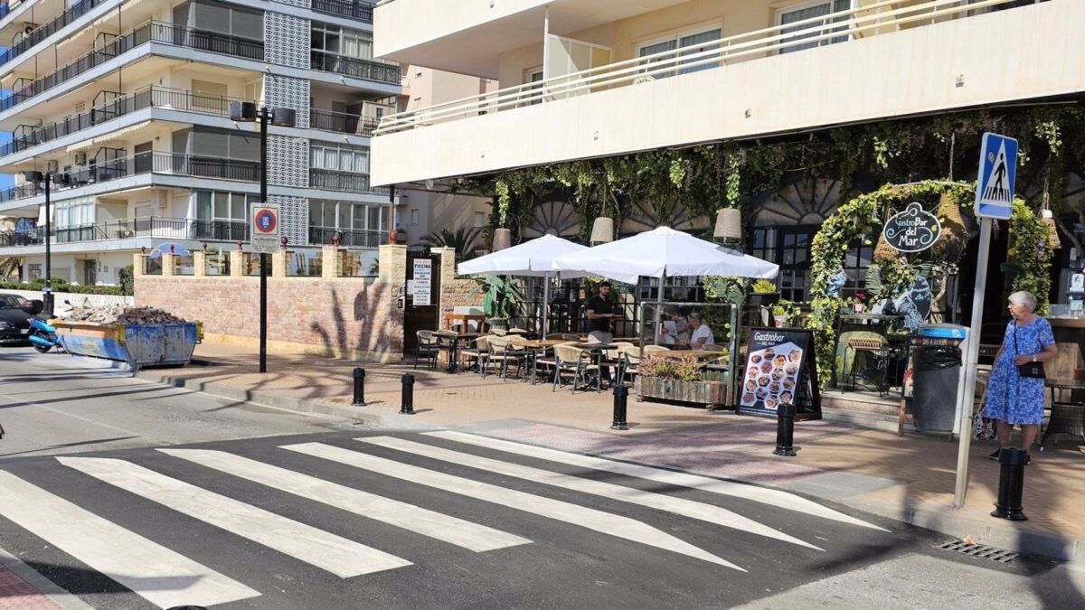 Fuengirola incorpora tres nuevos pasos elevados al paseo marítimo para reforzar la seguridad vial