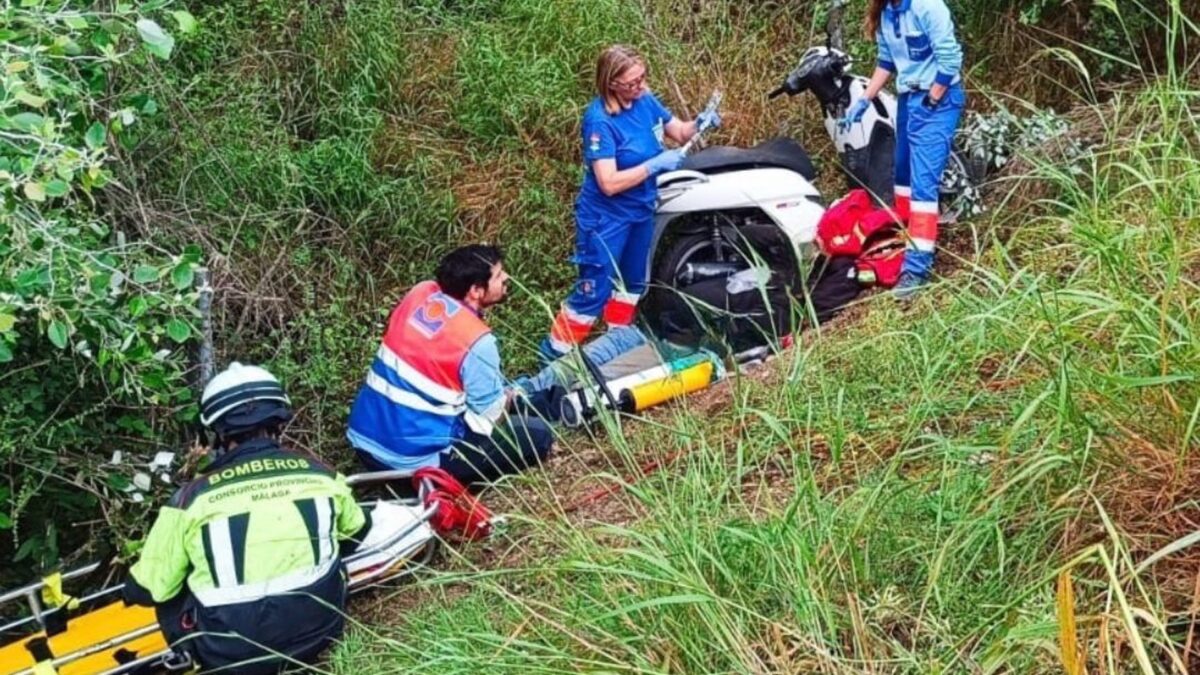 Herido un motorista tras caer por un desnivel de tres metros en la A-357 en Cártama