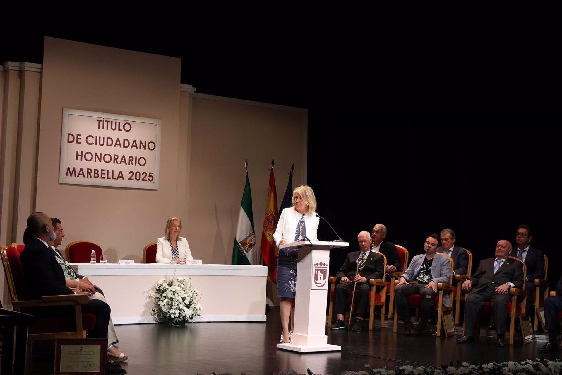 La alcaldesa de Marbella destaca la "valiosa trayectoria" de 16 vecinos en el acto de Ciudadanos Honorarios