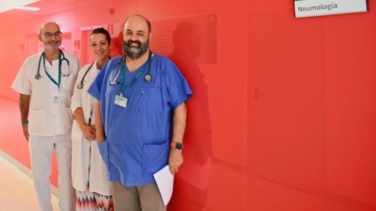 Más de 1.700 personas son atendidas cada año en el Hospital Clínico de Málaga para ayudarles a dejar de fumar