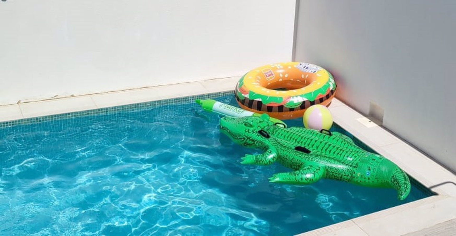 Rincón de la Victoria publica un bando que permite el rellenado parcial de piscinas