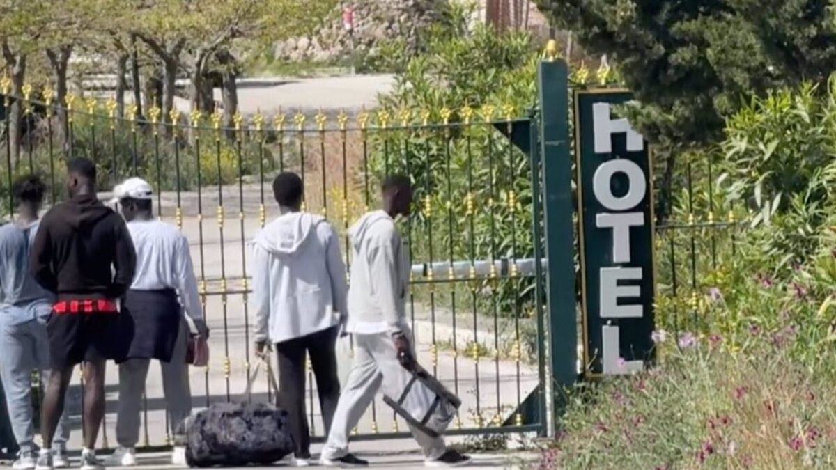 Vox activa la campaña nacional 'Ni uno más' "ante la oleada de inmigrantes ilegales" alojados en hoteles