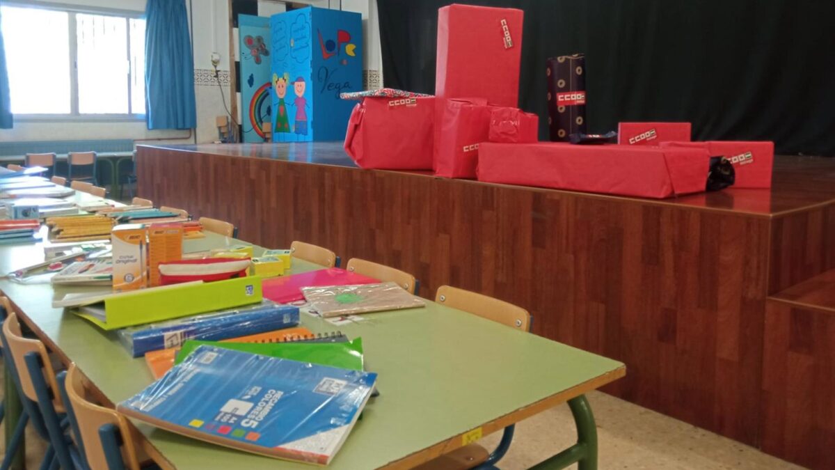 CCOO entrega el material escolar recogido en su "arroz solidario"