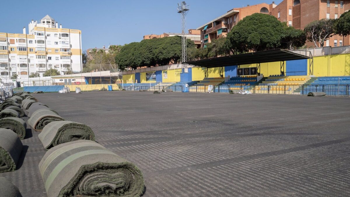 Comienza la renovación total del césped del Estadio Francisco Alarcón Isco de Benalmádena