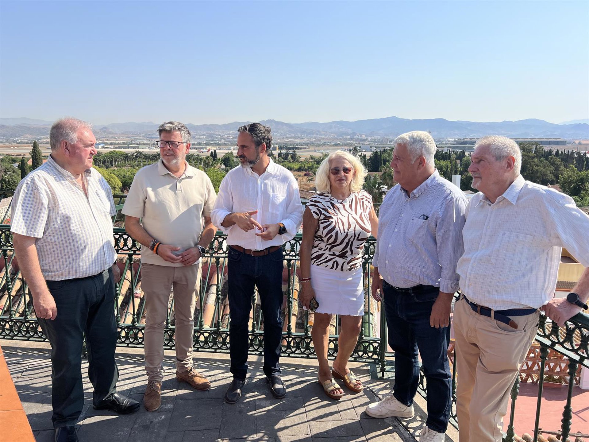 El PSOE destaca que el Gobierno amplíe el aeropuerto y realice estudios para el tren litoral