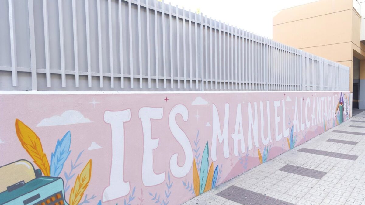 El programa de promoción del arte urbano 'Málaga Más Bella' incorpora un nuevo mural en el IES Manuel Alcántara