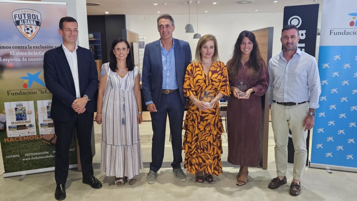 Estepona colabora para que niños en riesgo de exclusión participen en el campus de fútbol 'Adolfo Aldana'