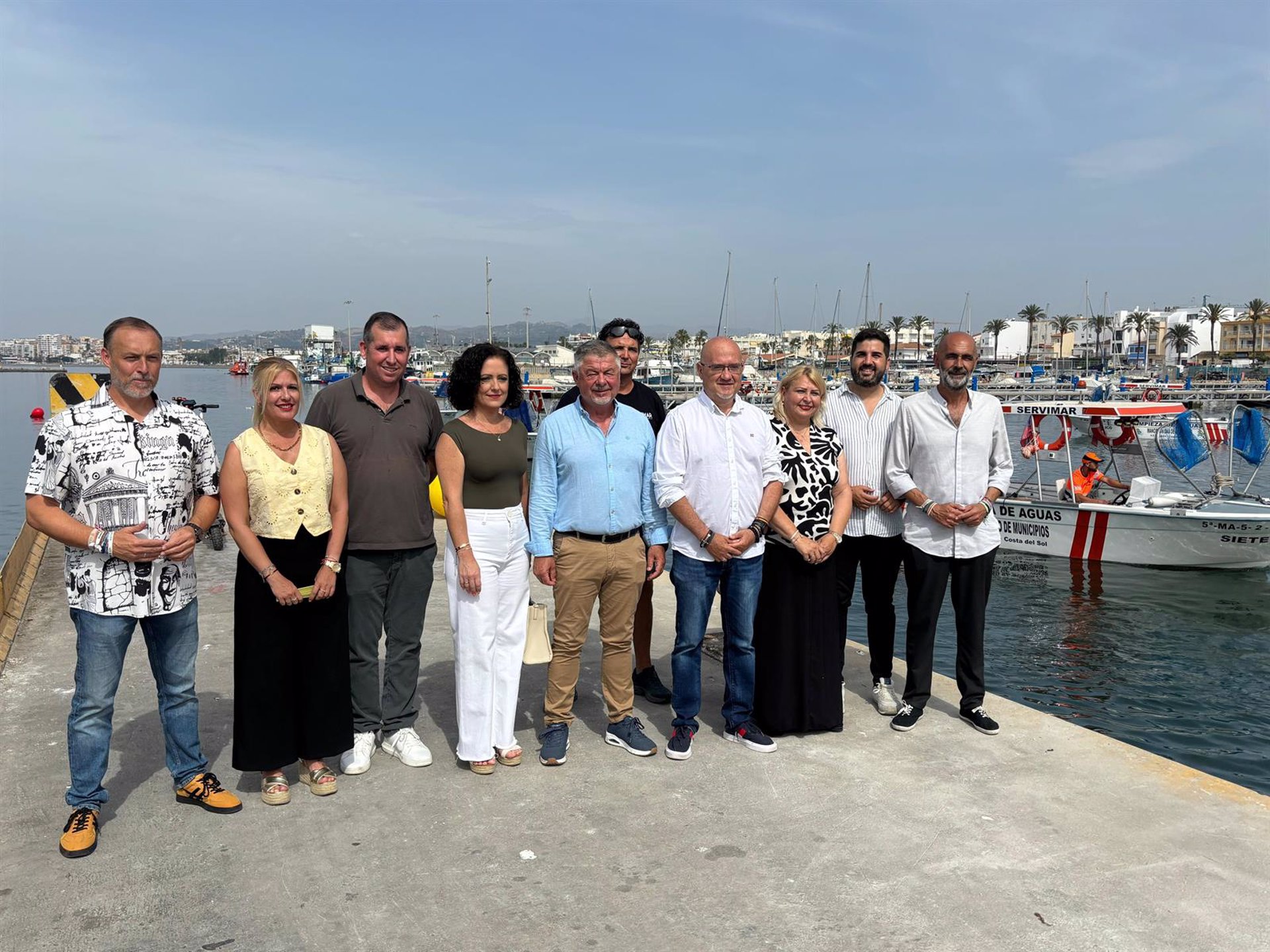 Mancomunidad Axarquía activa el servicio de limpieza de aguas superficiales con una decena de embarcaciones
