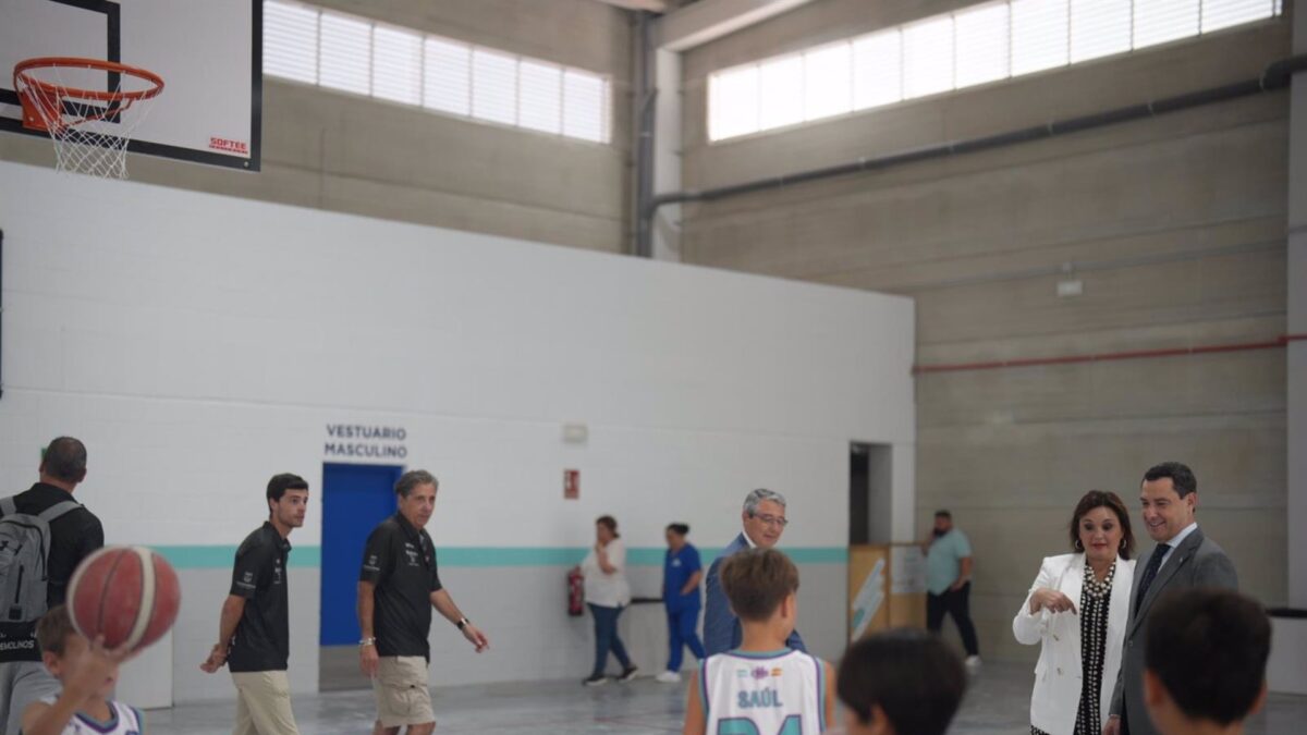 Moreno inaugura en Torremolinos el pabellón deportivo 'Javier Imbroda', que dará servicio a 2.000 deportistas