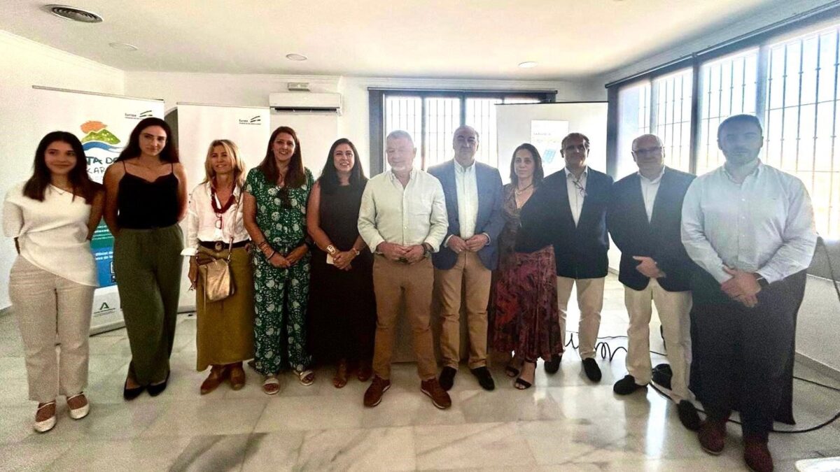 Profesionales del turismo asisten a unas jornadas sobre la situación y retos del sector en la Axarquía