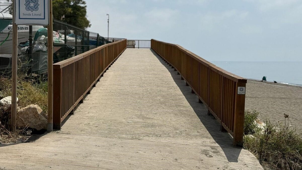 Reabierta al público la pasarela de madera de la Senda Litoral que cruza el arroyo Santillán en Rincón