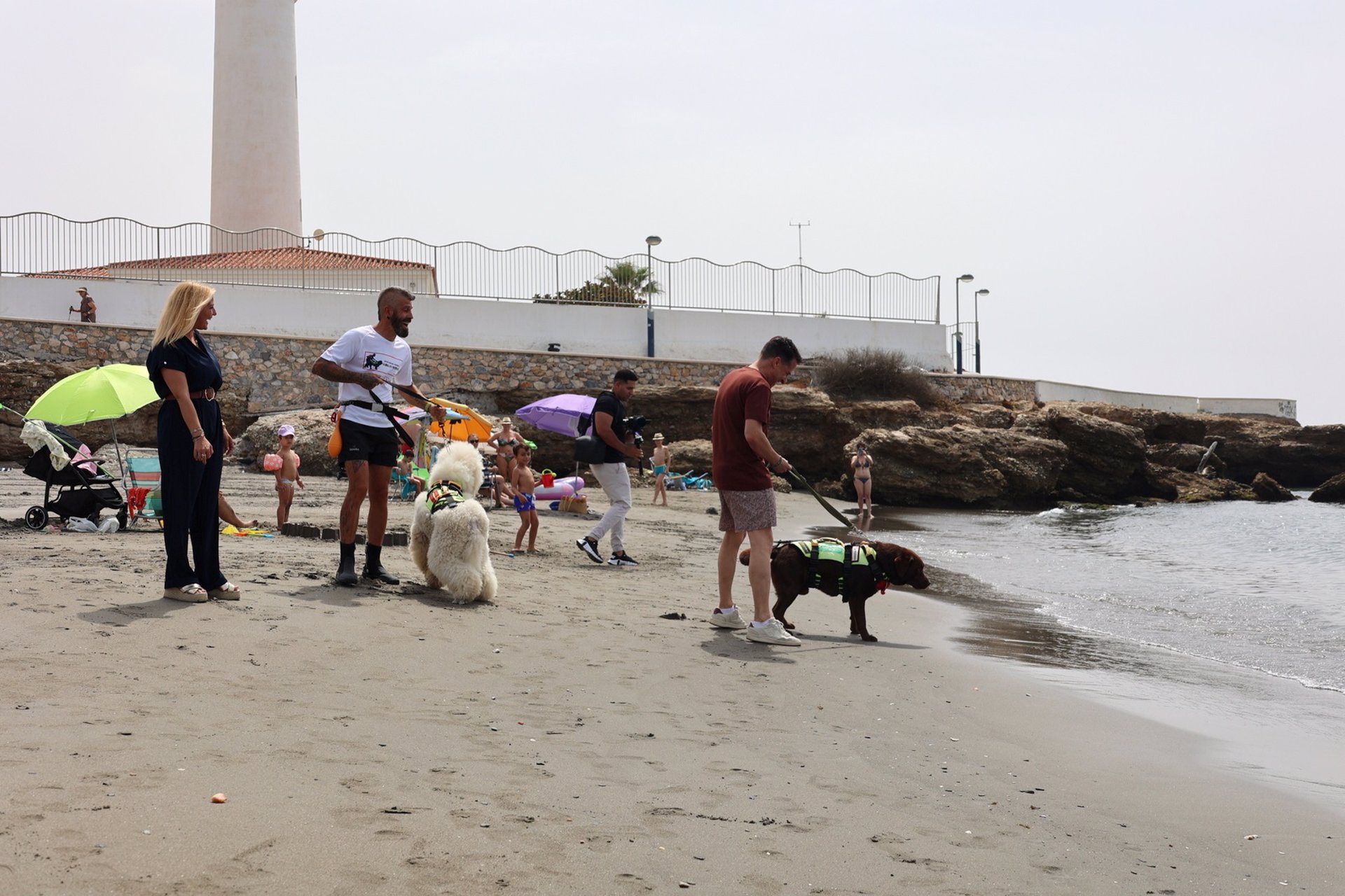 Torrox dispone ya de más de 40 profesionales que velan por la seguridad en las playas
