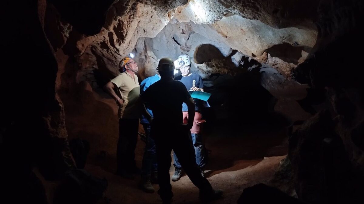 Un equipo internacional realiza nuevos muestreos cronológicos en las cuevas prehistóricas de Rincón