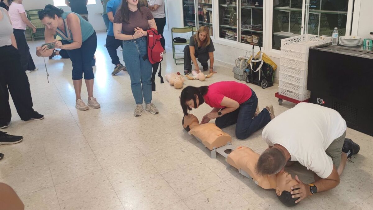 Vithas Aula Salud Colegios imparte dos formaciones en RCP a padres y niños del CEIP San José de Málaga