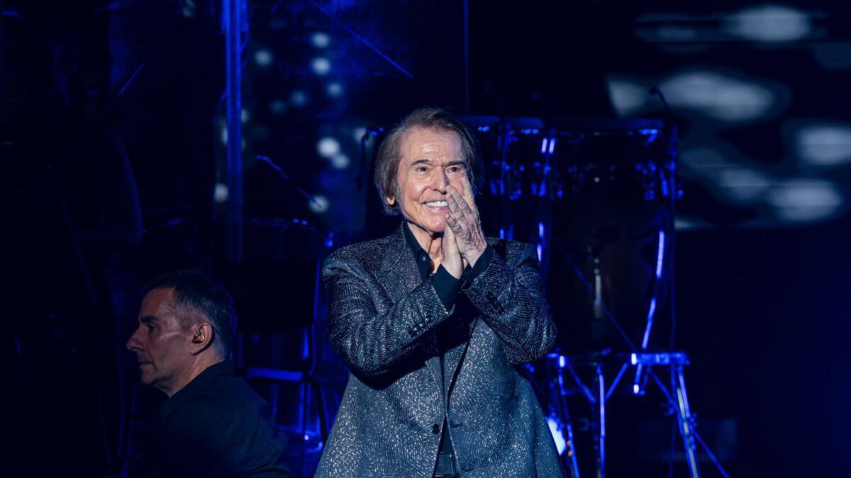 El incombustible Raphael conquista el Starlite Occident en su gira 'Raphaelísimo'