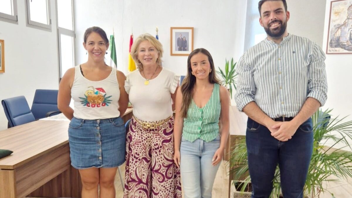 La delegada territorial de Empleo visita el desarrollo de iniciativas de la Junta en Jubrique