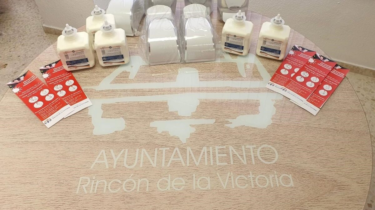 Rincón de la Victoria dota a trabajadores municipales de elementos de protección frente a altas temperaturas