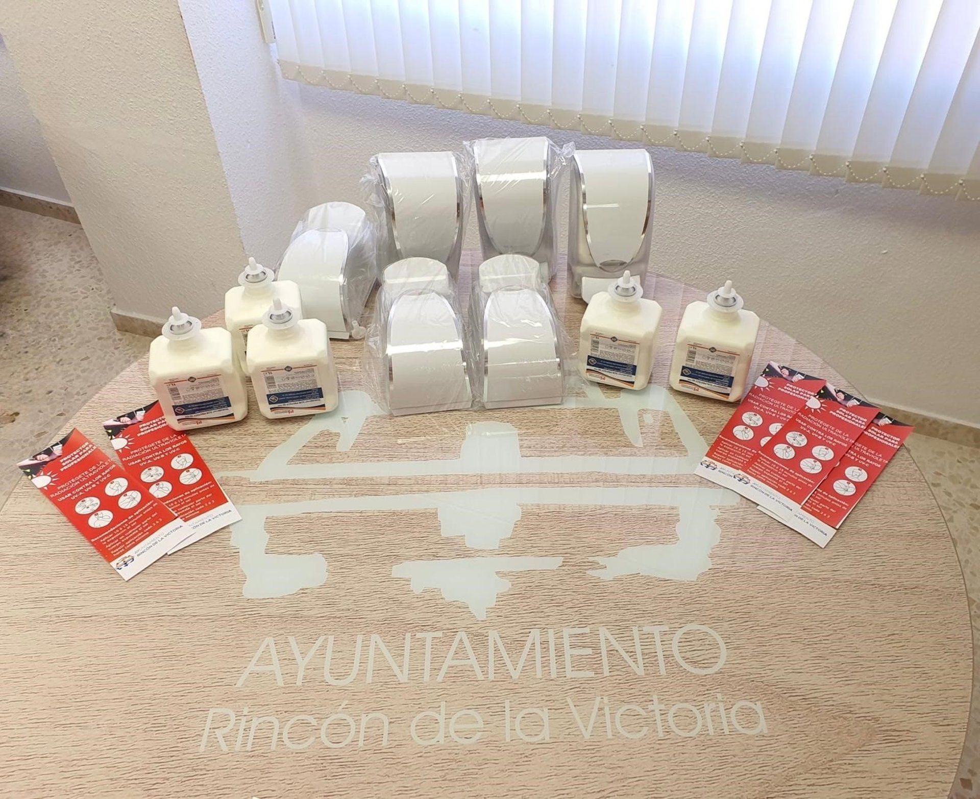 Rincón de la Victoria dota a trabajadores municipales de elementos de protección frente a altas temperaturas